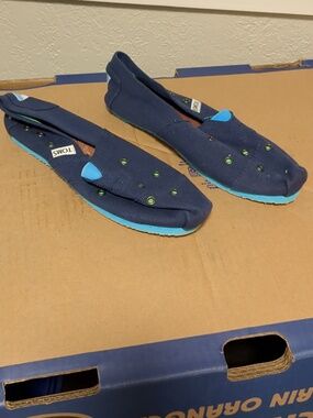 NWT TOMS women's flats